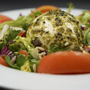 Ensalada de burrata al pesto. Trashumante Soria.